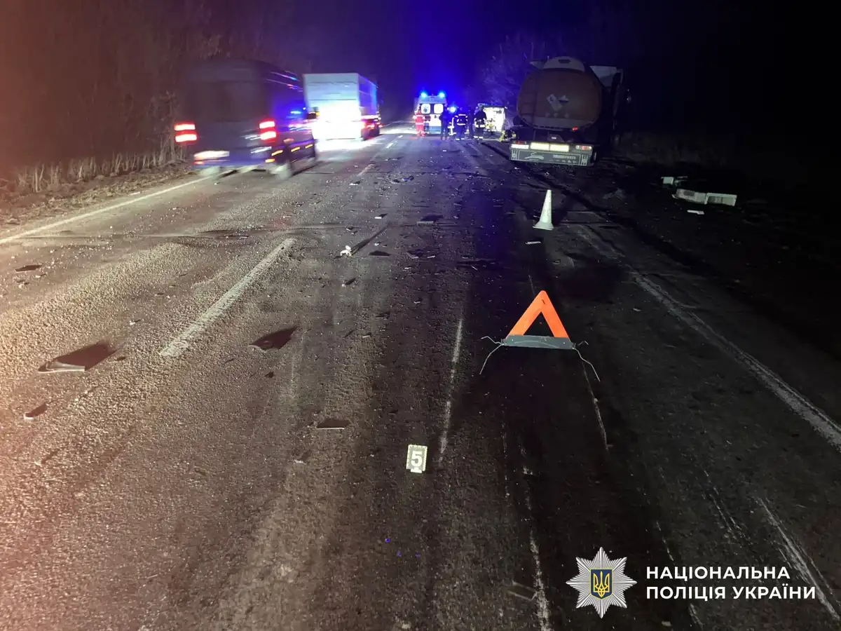 Аварія сталася ввечері 20 березня на трасі Н-14. Унаслідок зіткнення легковика з вантажівкою загинули водійка та пасажир.