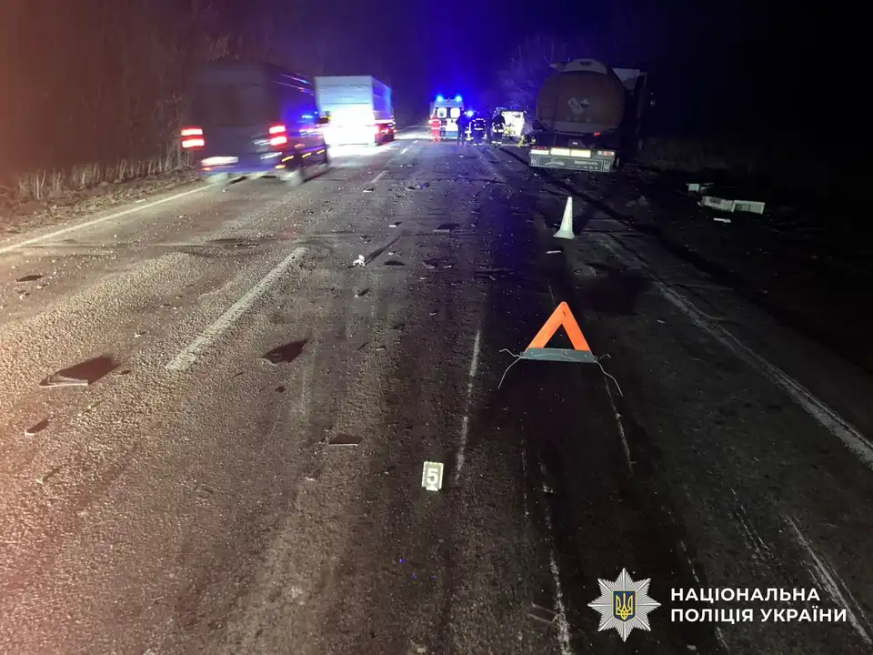 Аварія сталася ввечері 20 березня на трасі Н-14. Унаслідок зіткнення легковика з вантажівкою загинули водійка та пасажир.