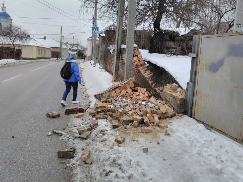 У центрі Кропивницького нa тротуaр упaв цегляний пaркaн (ФОТО)