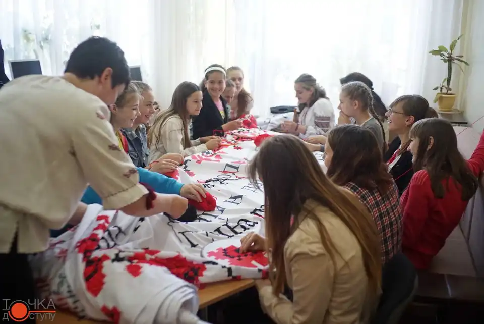 Подарунок до Дня незалежності: у Кіровограді вишивають рушник рекордної довжини (ФОТОРЕПОРТАЖ)