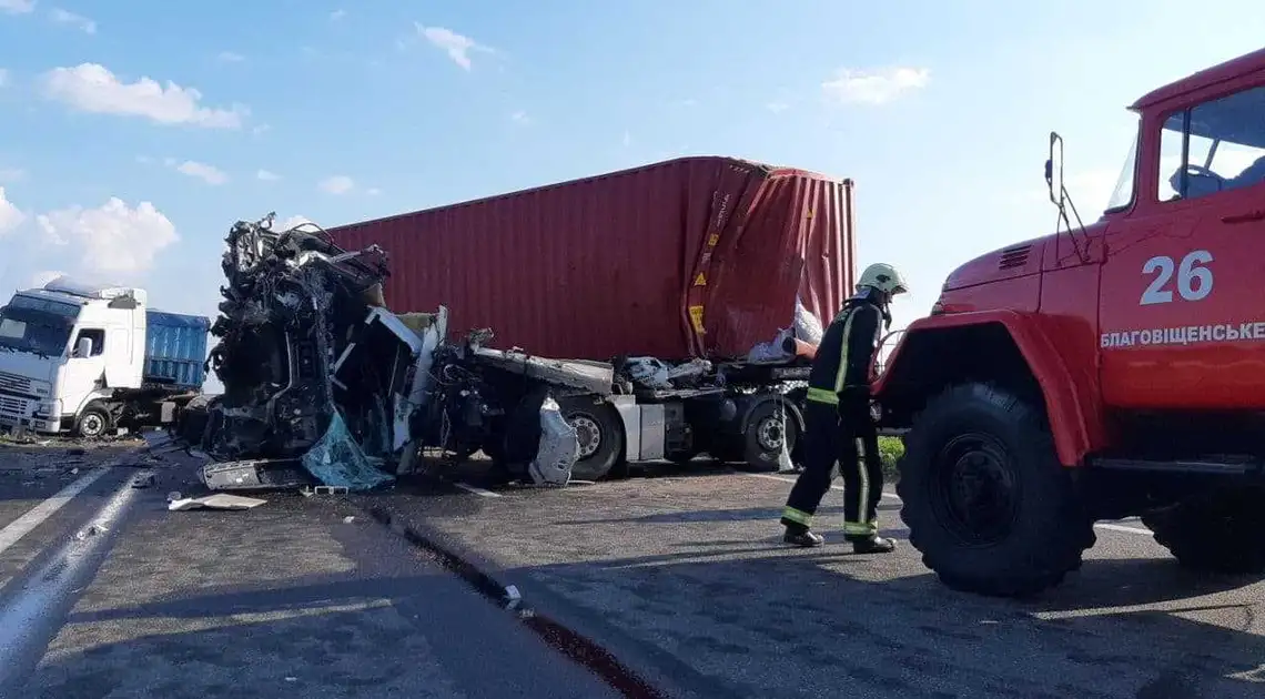 На Кіровоградщині зіткнулися три вантажівки, одного з водіїв госпіталізували (ФОТО) фото 1