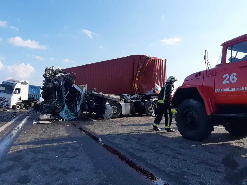 На Кіровоградщині зіткнулися три вантажівки, одного з водіїв госпіталізували (ФОТО)