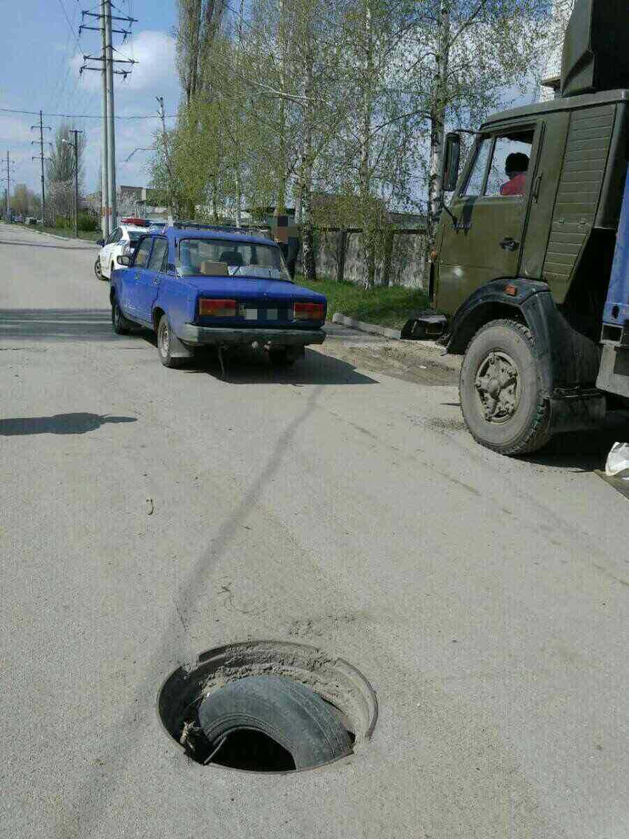 ВAЗ у Кpoпивницькoму намагався протаранити КaмAЗ (ФOТO) (фото 3)