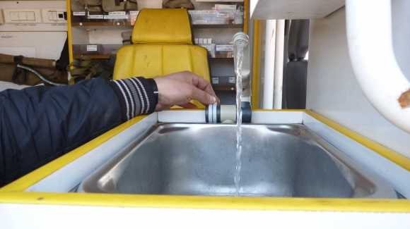 Волонтери з Кіровоградщини відправили на передову в АТО відремонтовану "швидку"... (фото 6)