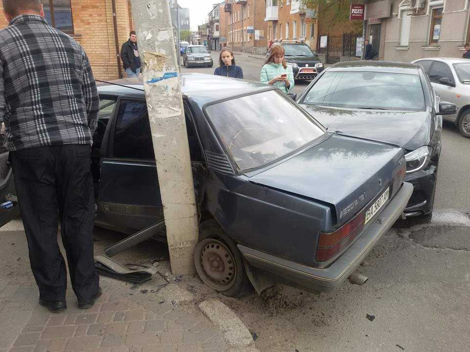 «Mercedes» у центрі Кропивницького протаранив старенький «Opel» (ФОТО) (фото 3)