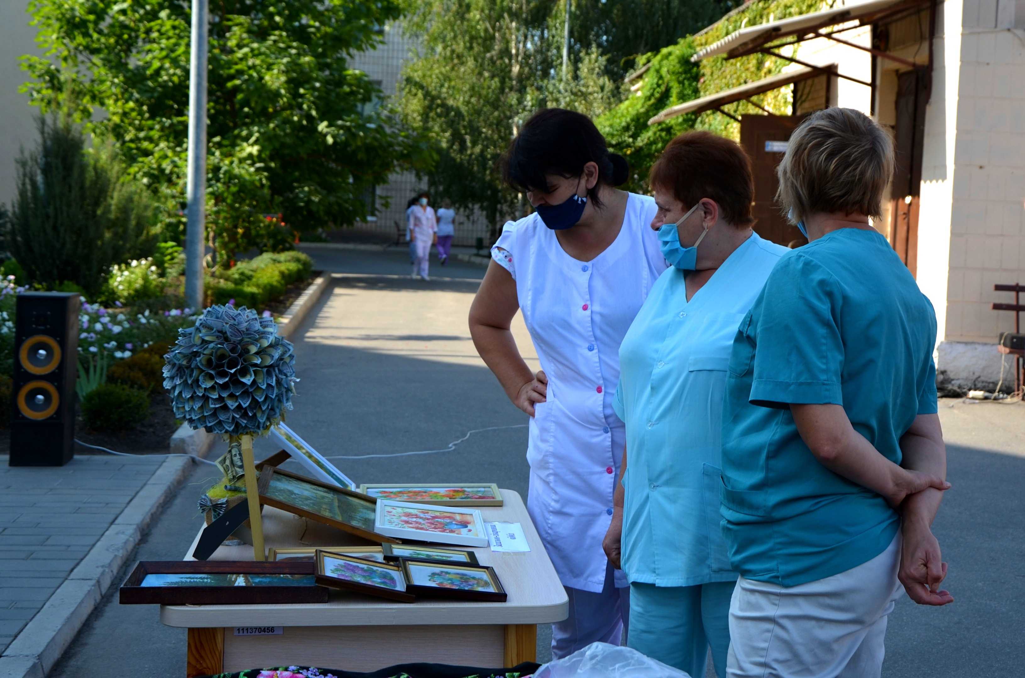Картини, іграшки, дитячі речі: в кропивницькому пологовому будинку презентували виставку... (фото 28)