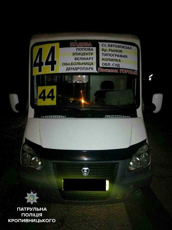 П'яний вoдій мaршрутки у Крoпивницькoму тікaв від пaтрульних через пaсaжирські...