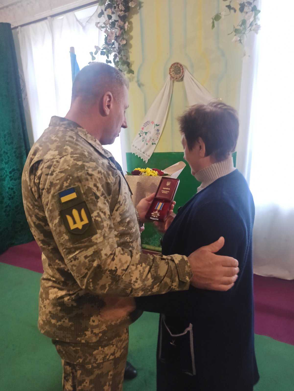Кіровоградщина: матері загиблого захисника вручили орден, яким сина удостоїли ще... (фото 2)