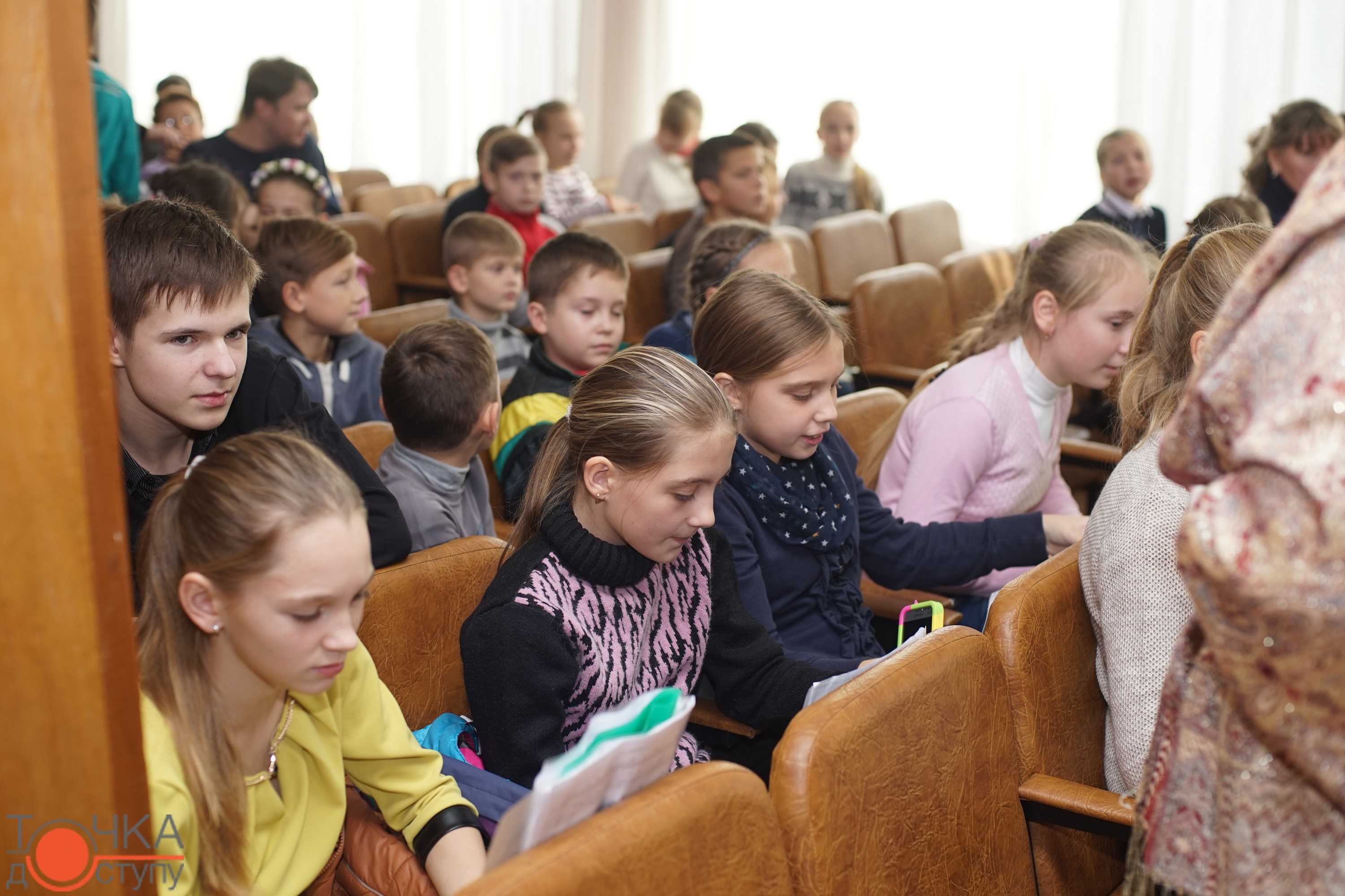 У Кропивницькому юній переможниці міжнародних конкурсів вручили дороговартісну скрипку (ФОТОРЕПОРТАЖ) (фото 1)