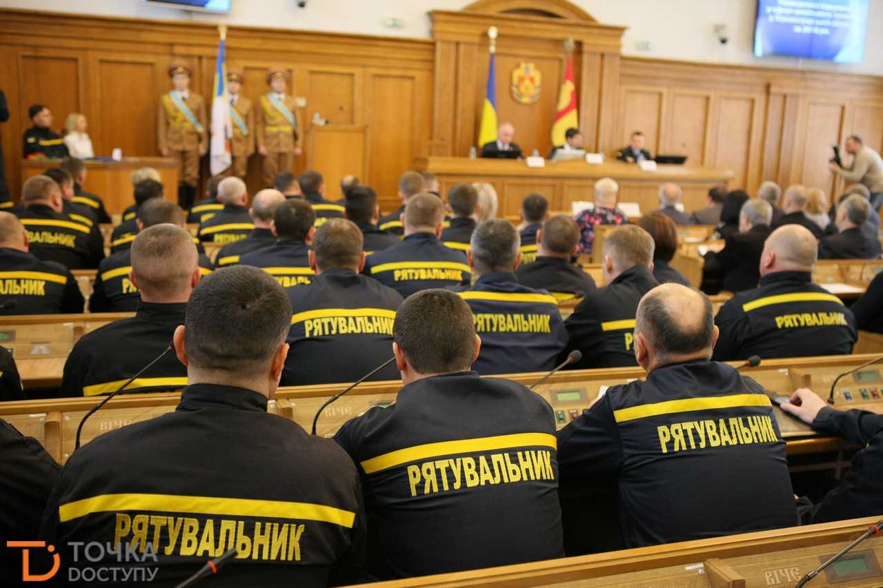 Рятувальникам Кіровоградщини вручили чотири нові пожежно-рятувальні автівки (ФОТО) (фото 16)
