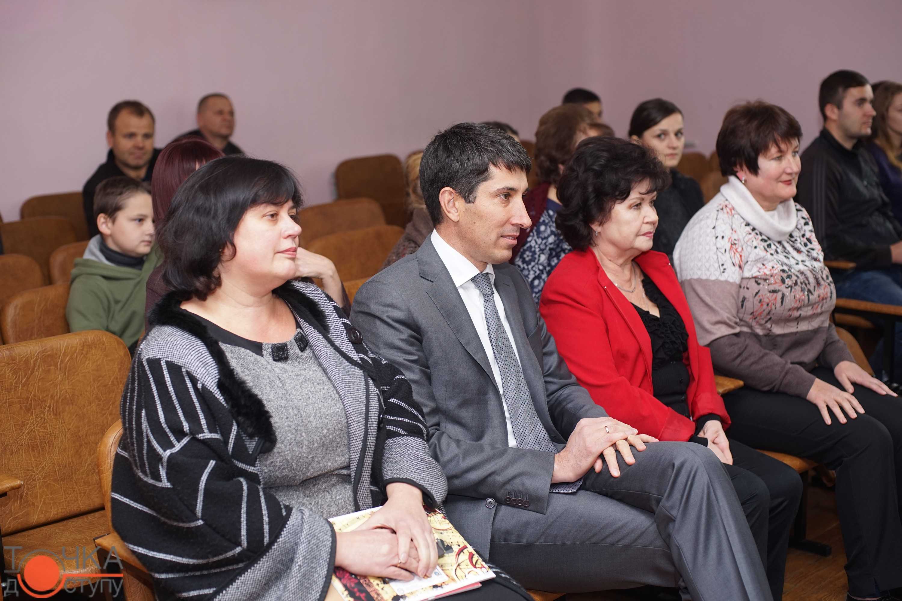 У Кропивницькому юній переможниці міжнародних конкурсів вручили дороговартісну скрипку (ФОТОРЕПОРТАЖ) (фото 3)