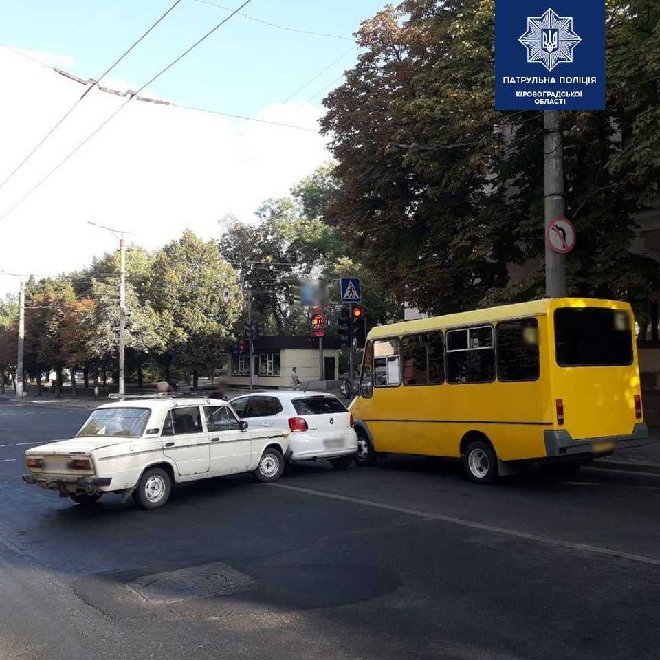 У Кропивницькому сталася потрійна ДТП за участю маршрутки (ФОТО)