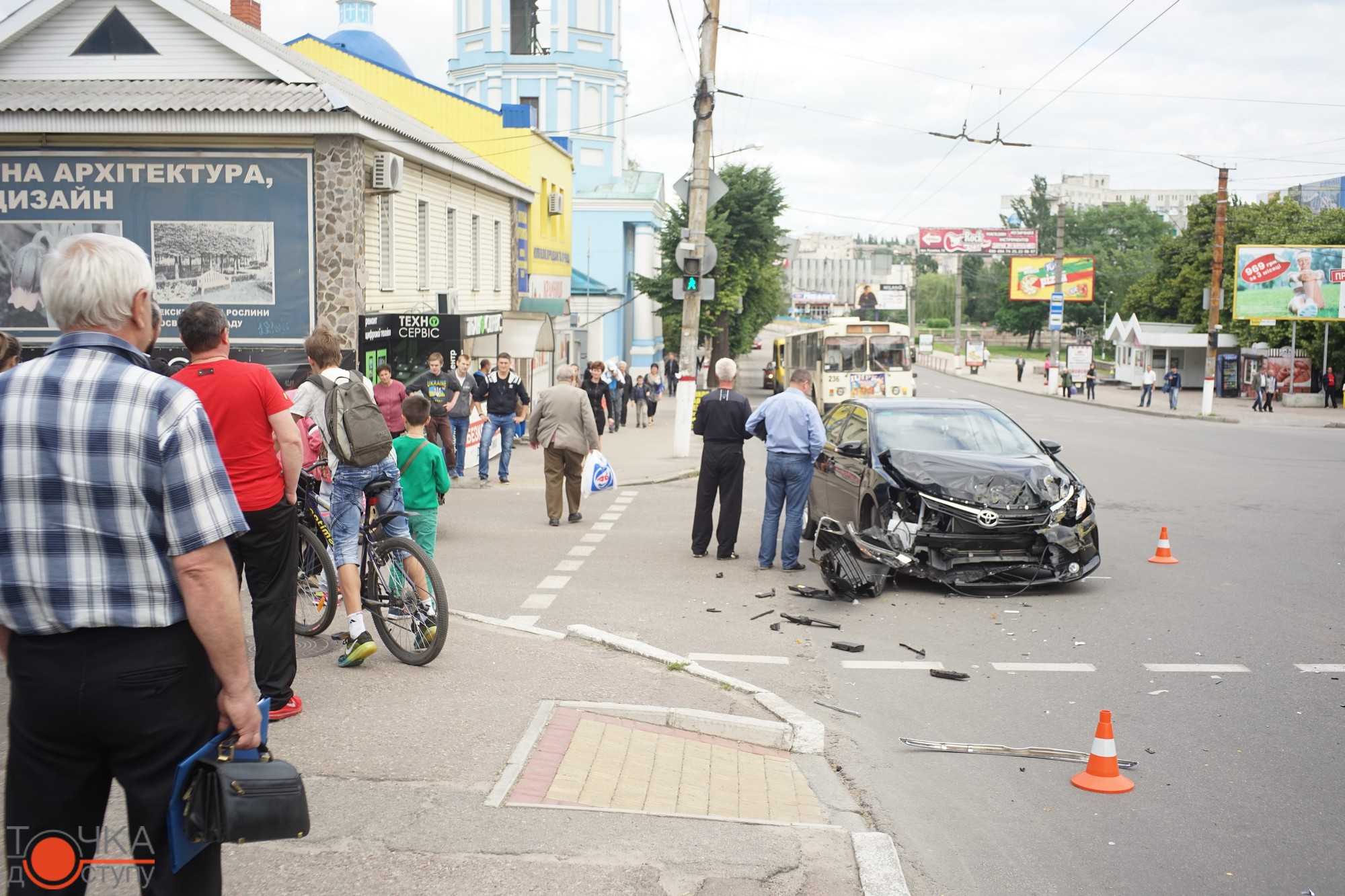 У Кіровограді престижна іномарка, ігноруючи сигнали світлофора, влетіла у маршрутку... (фото 5)