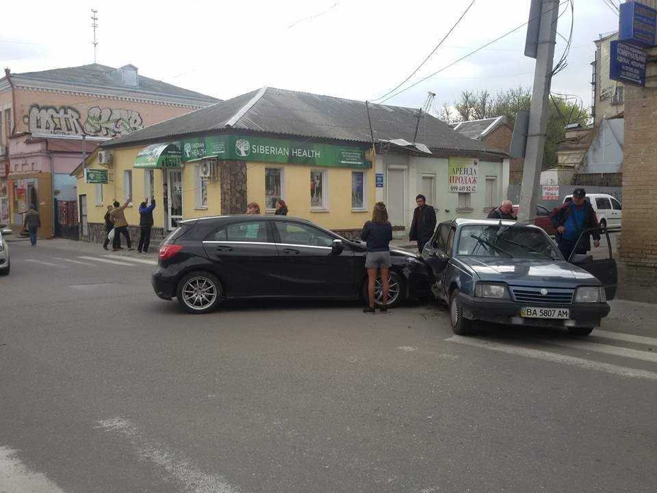 «Mercedes» у центрі Кропивницького протаранив старенький «Opel» (ФОТО) (фото 2)
