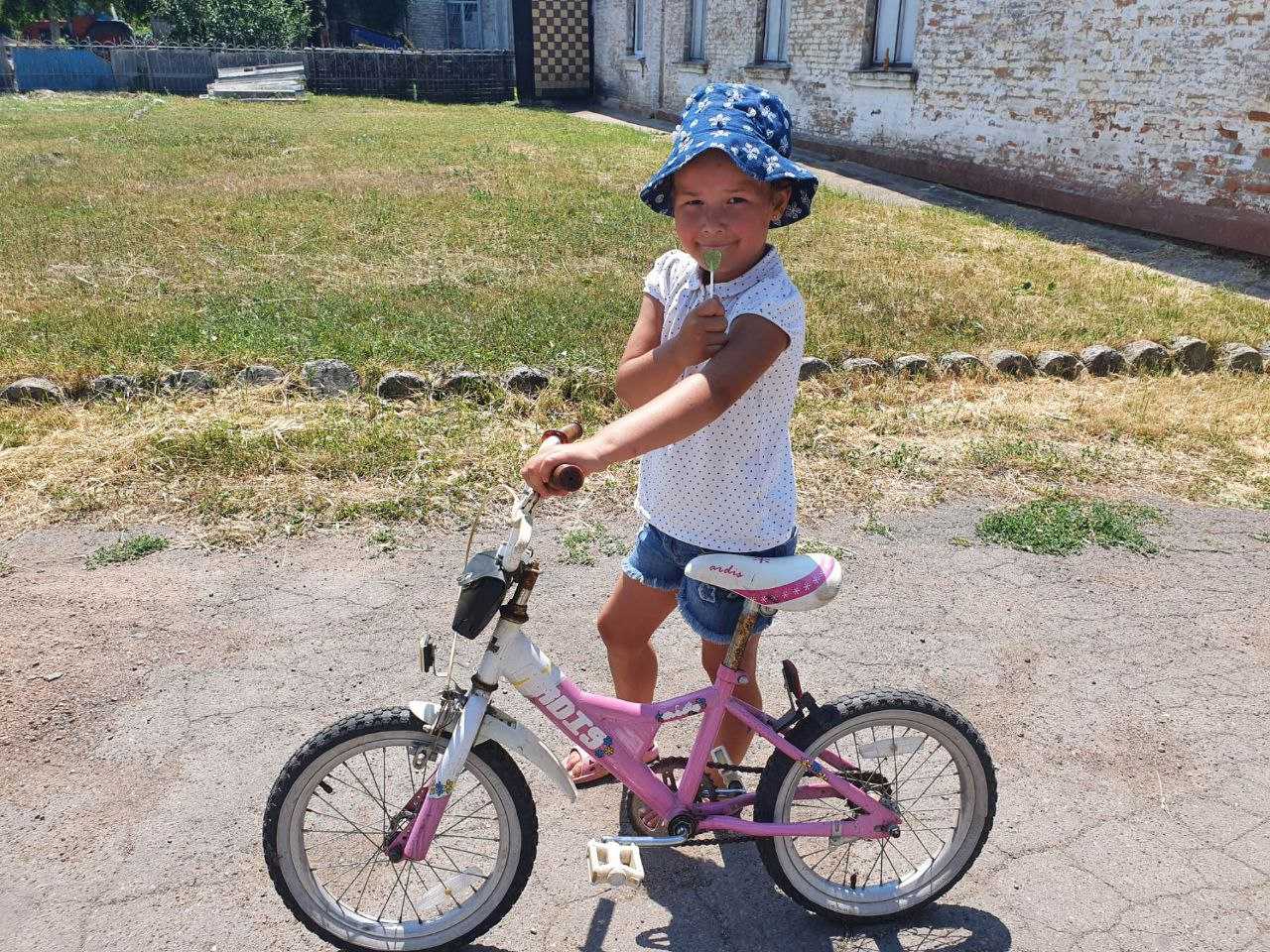 У Добровеличківці 9-річна волонтерка подарувала свій велосипед дівчинці з Харківщини (фото 2)