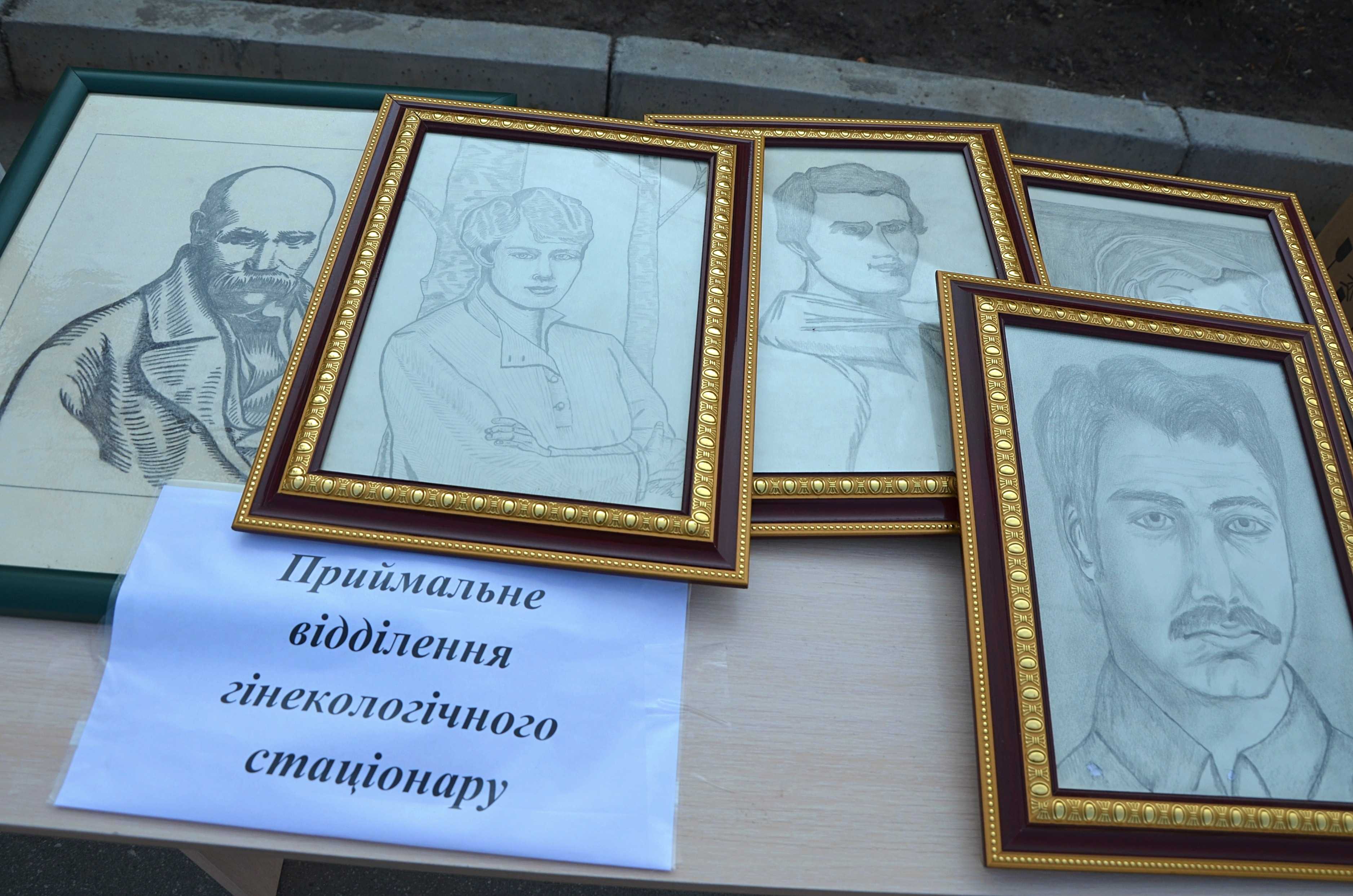 Картини, іграшки, дитячі речі: в кропивницькому пологовому будинку презентували виставку... (фото 3)