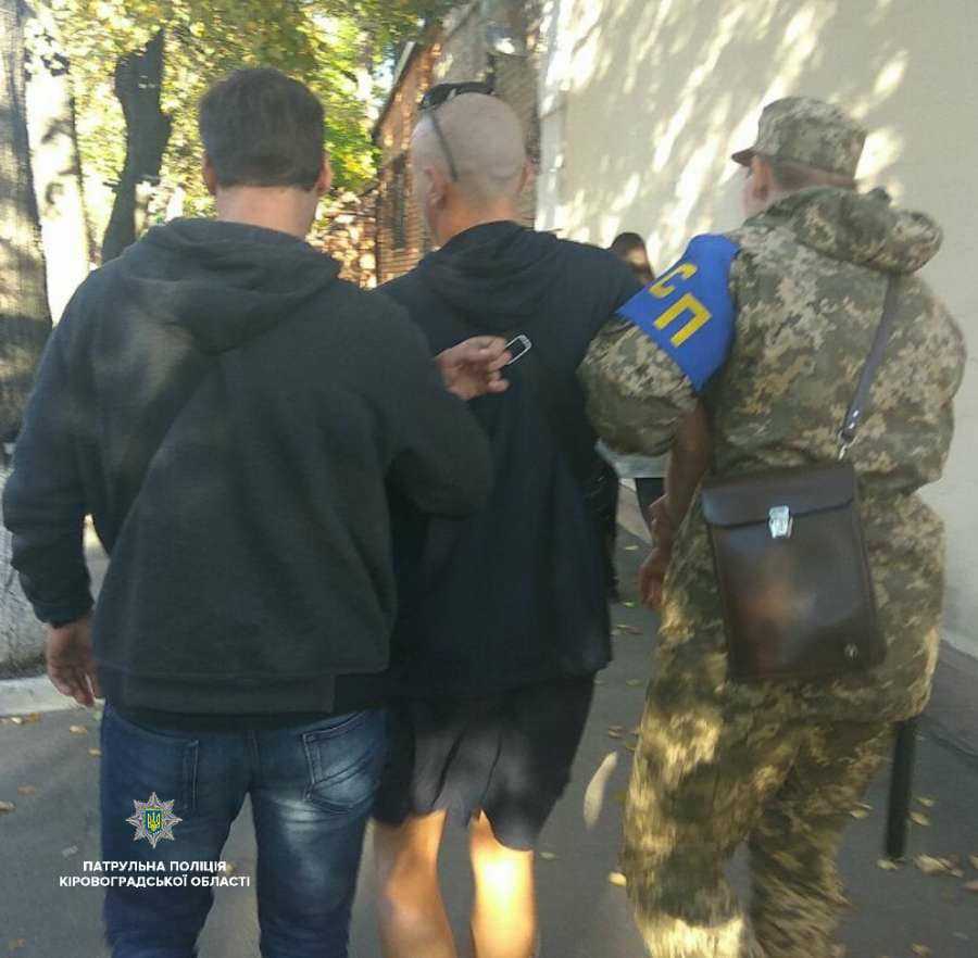 У Кропивницькому посеред вулиці затримали дезертира із наркотиками (ФОТО) (фото 1)