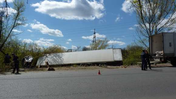 На Кіровоградщині злетіла в кювет та розбилася фура «Нової пошти»... (фото 2)
