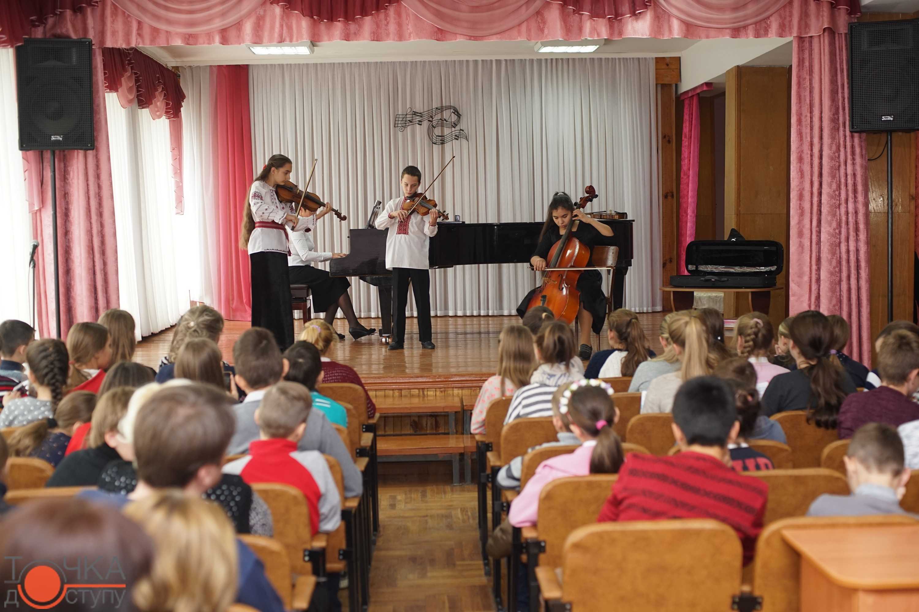 У Кропивницькому юній переможниці міжнародних конкурсів вручили дороговартісну скрипку (ФОТОРЕПОРТАЖ) (фото 10)
