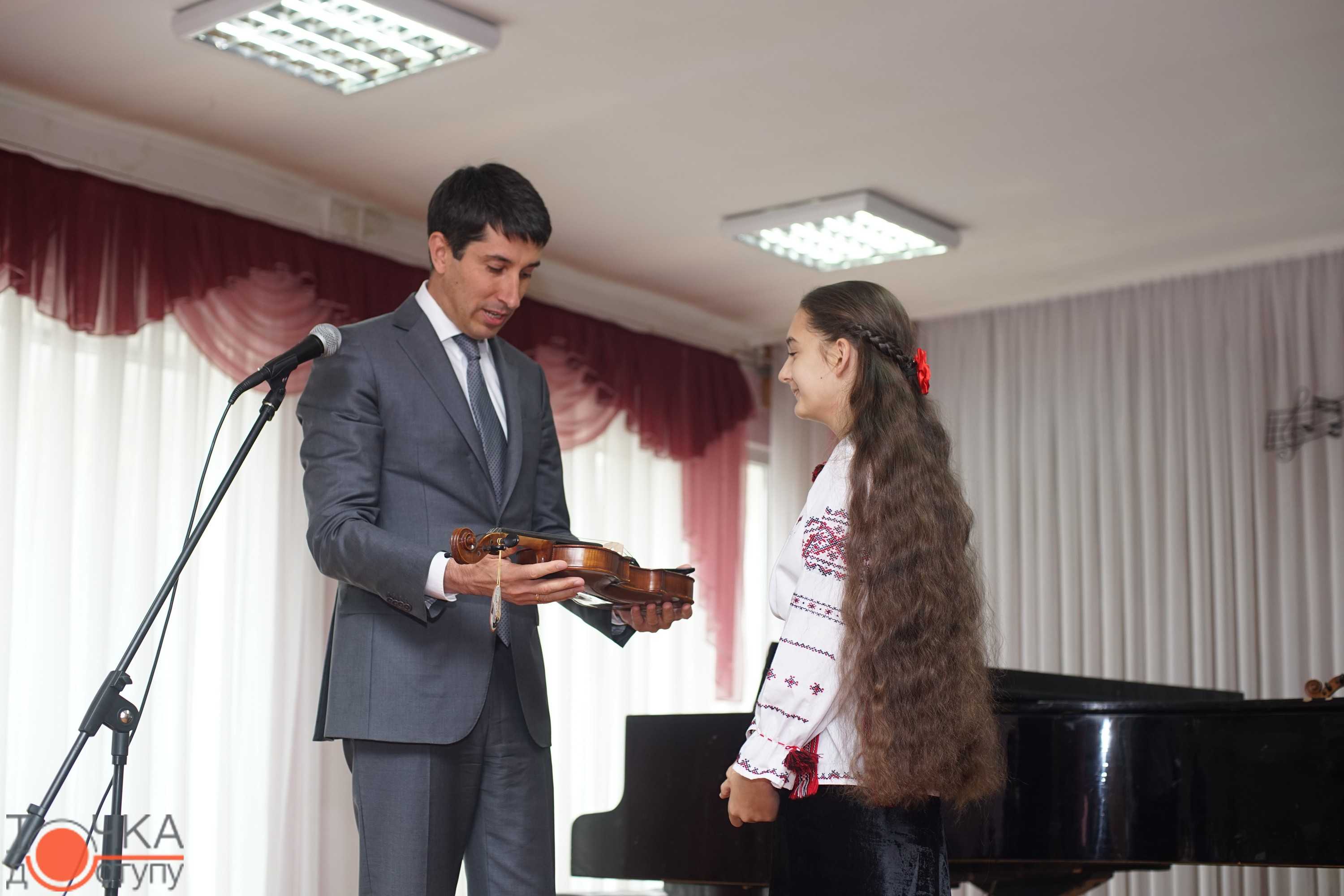 У Кропивницькому юній переможниці міжнародних конкурсів вручили дороговартісну скрипку (ФОТОРЕПОРТАЖ) (фото 4)