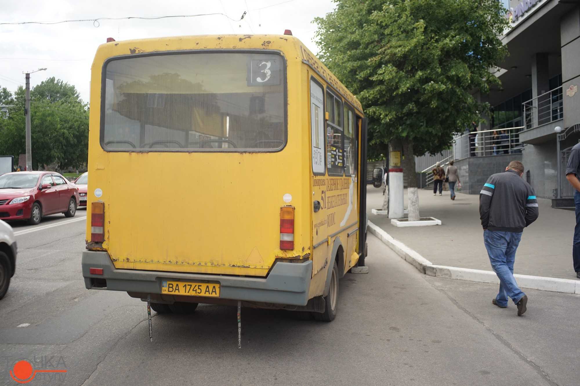 У Кіровограді престижна іномарка, ігноруючи сигнали світлофора, влетіла у маршрутку... (фото 4)