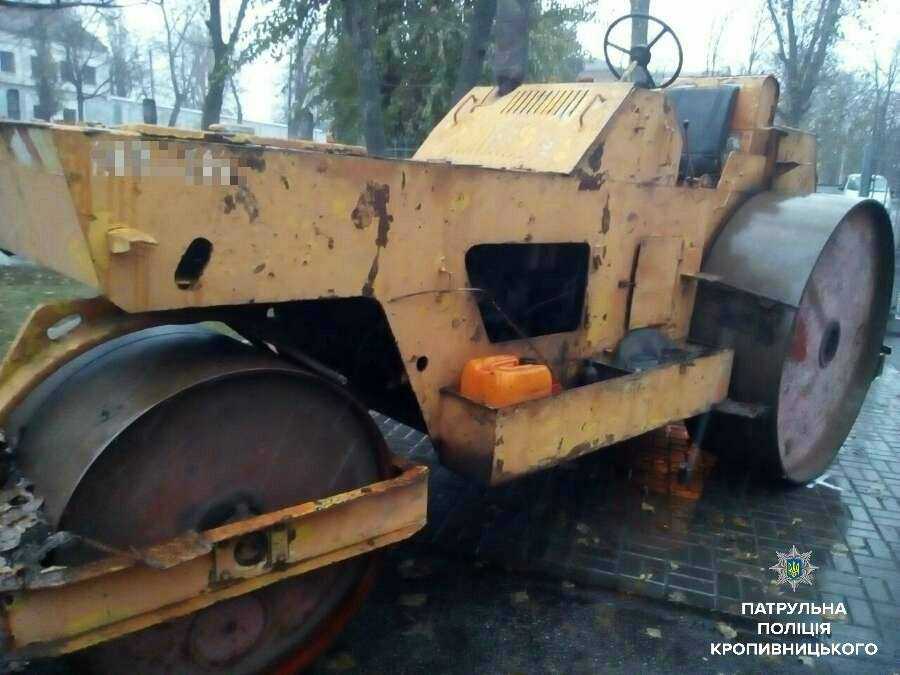 Патрульні у Кропивницькому затримали п’яного водія, який на асфальтному котку... (фото 1)