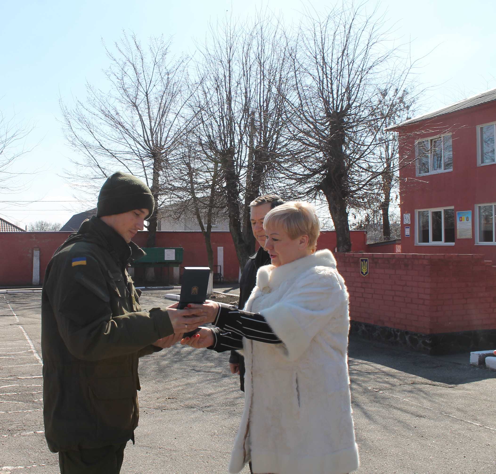 Троє вiйськових з Кiровоградщини отримали медалi «Захисник рiдної землi» (ФОТО)