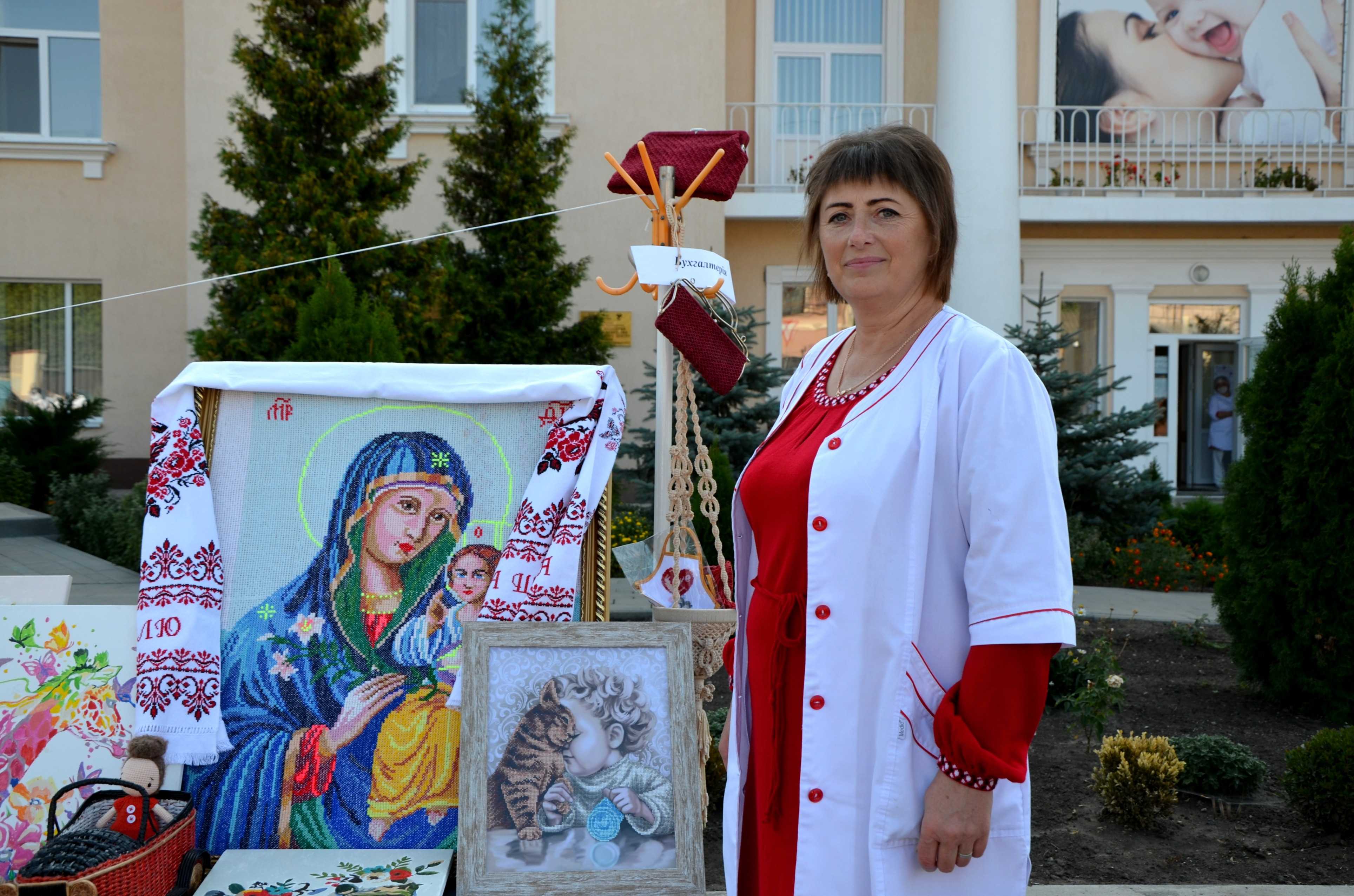 Картини, іграшки, дитячі речі: в кропивницькому пологовому будинку презентували виставку... (фото 7)