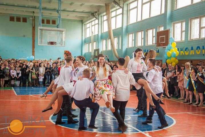 Свято під дощем: в кіровоградських школах пролунав останній дзвоник (ФОТОРЕПОРТАЖ) (фото 6)