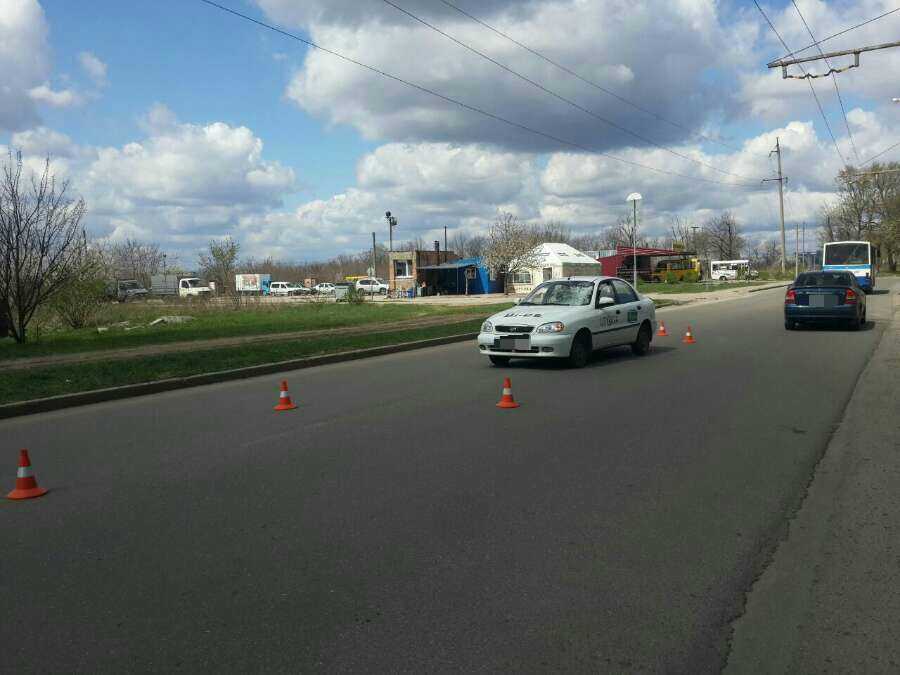 «Lanos» у Кропивницькому пошкрябав несподіваного пішохода (ФОТО) (фото 2)