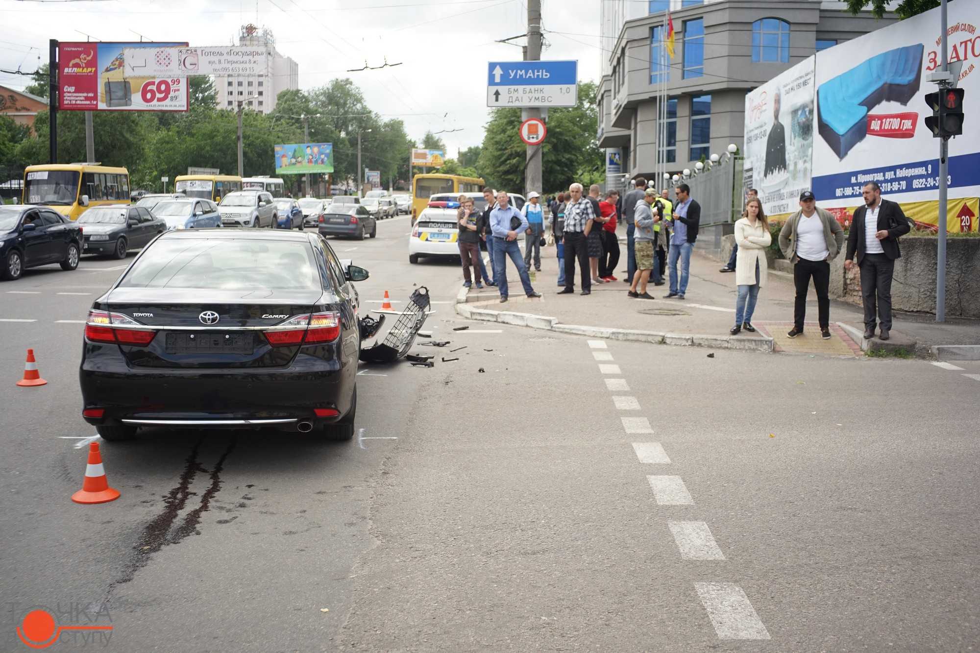 У Кіровограді престижна іномарка, ігноруючи сигнали світлофора, влетіла у маршрутку... (фото 8)