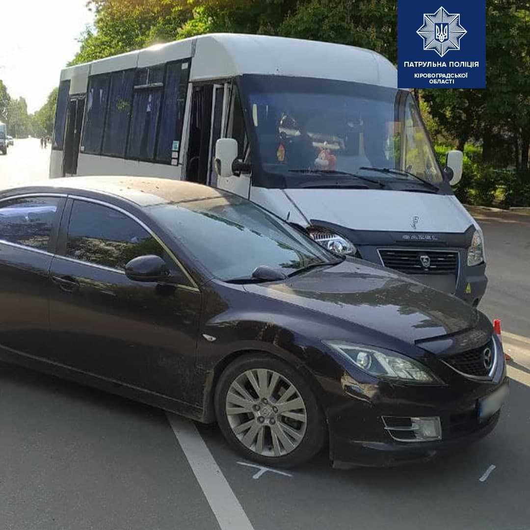У Кропивницькому зіткнулися Mazda та мікроавтобус (ФОТО) (фото 1)