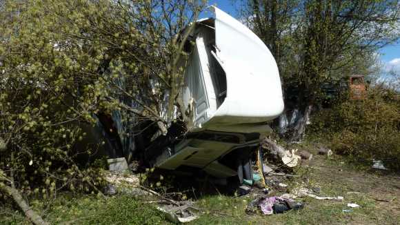 На Кіровоградщині злетіла в кювет та розбилася фура «Нової пошти»... (фото 5)
