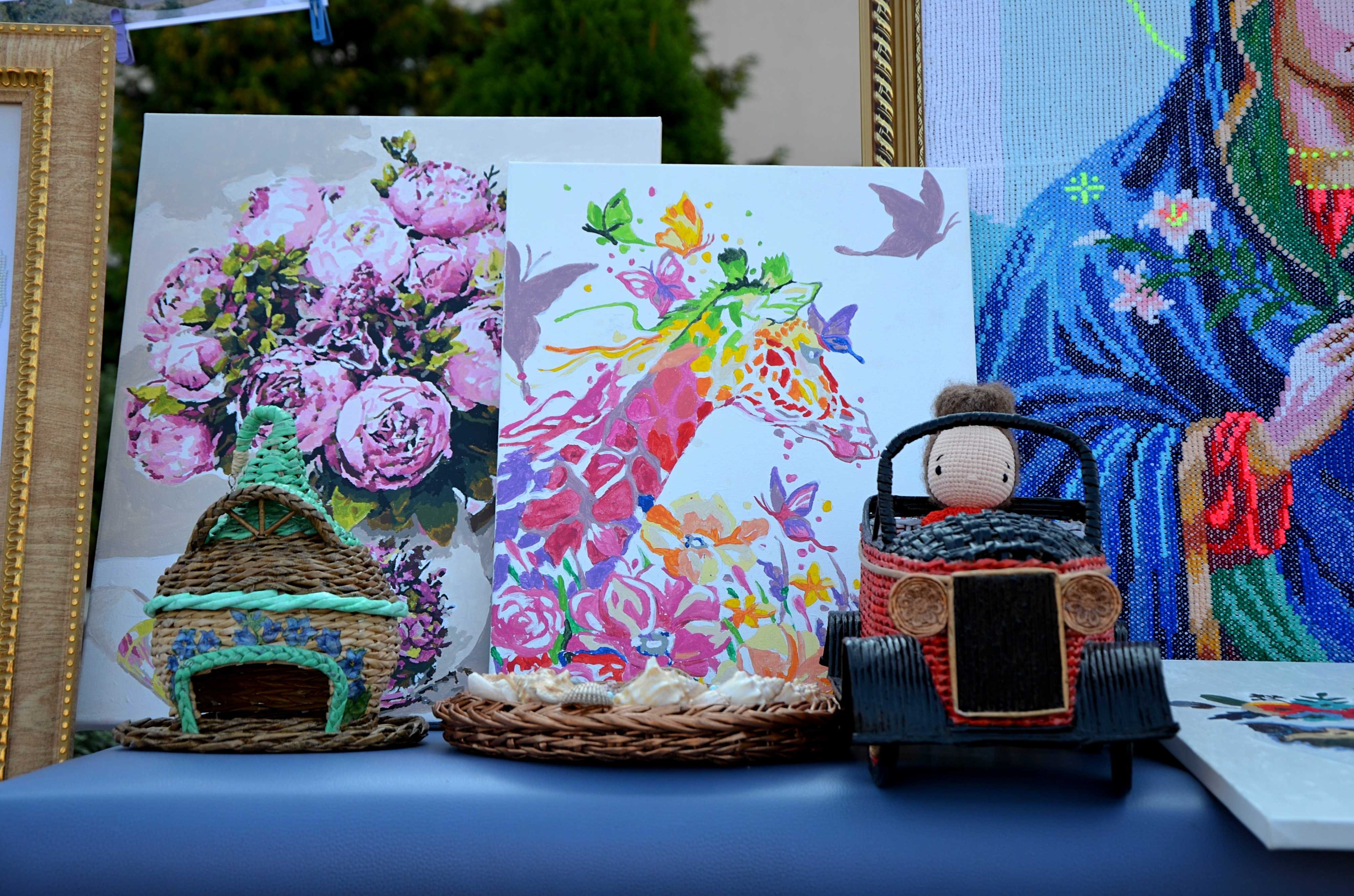 Картини, іграшки, дитячі речі: в кропивницькому пологовому будинку презентували виставку... (фото 2)