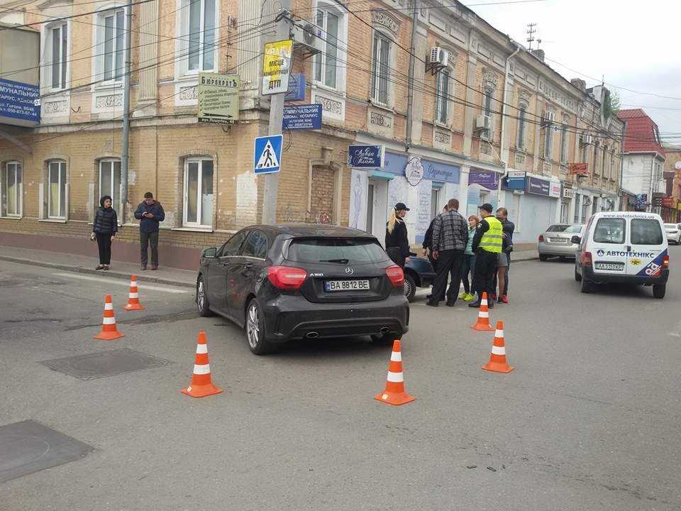 «Mercedes» у центрі Кропивницького протаранив старенький «Opel» (ФОТО) (фото 4)