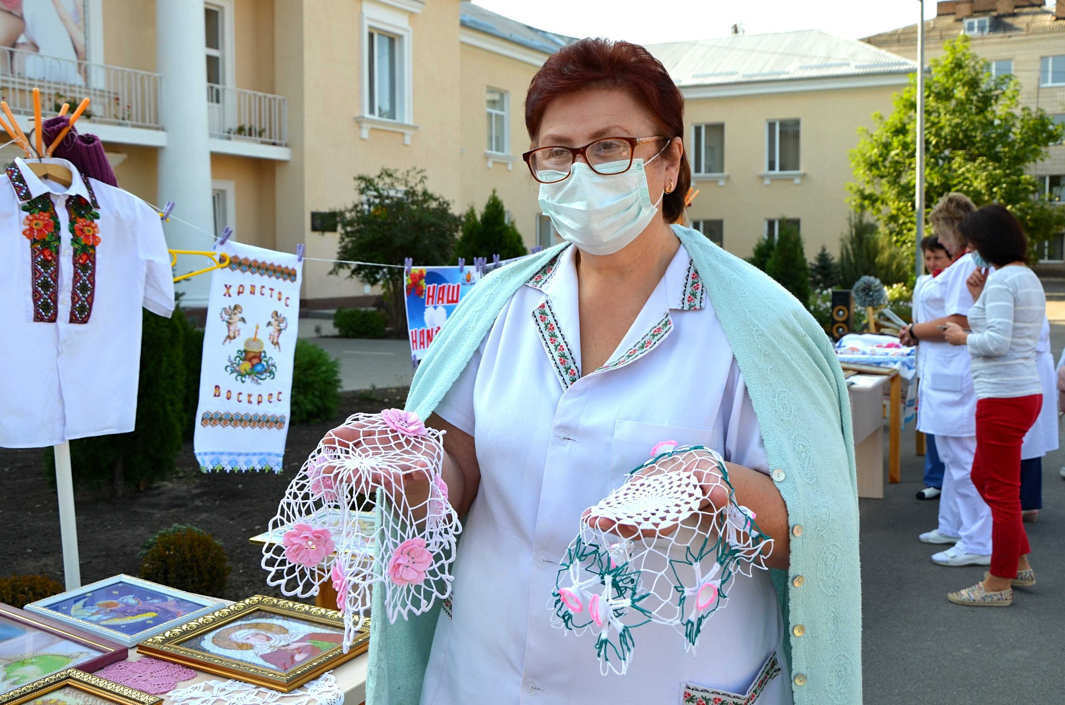 Картини, іграшки, дитячі речі: в кропивницькому пологовому будинку презентували виставку... (фото 12)