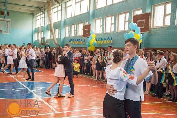 Свято під дощем: в кіровоградських школах пролунав останній дзвоник (ФОТОРЕПОРТАЖ) (фото 5)