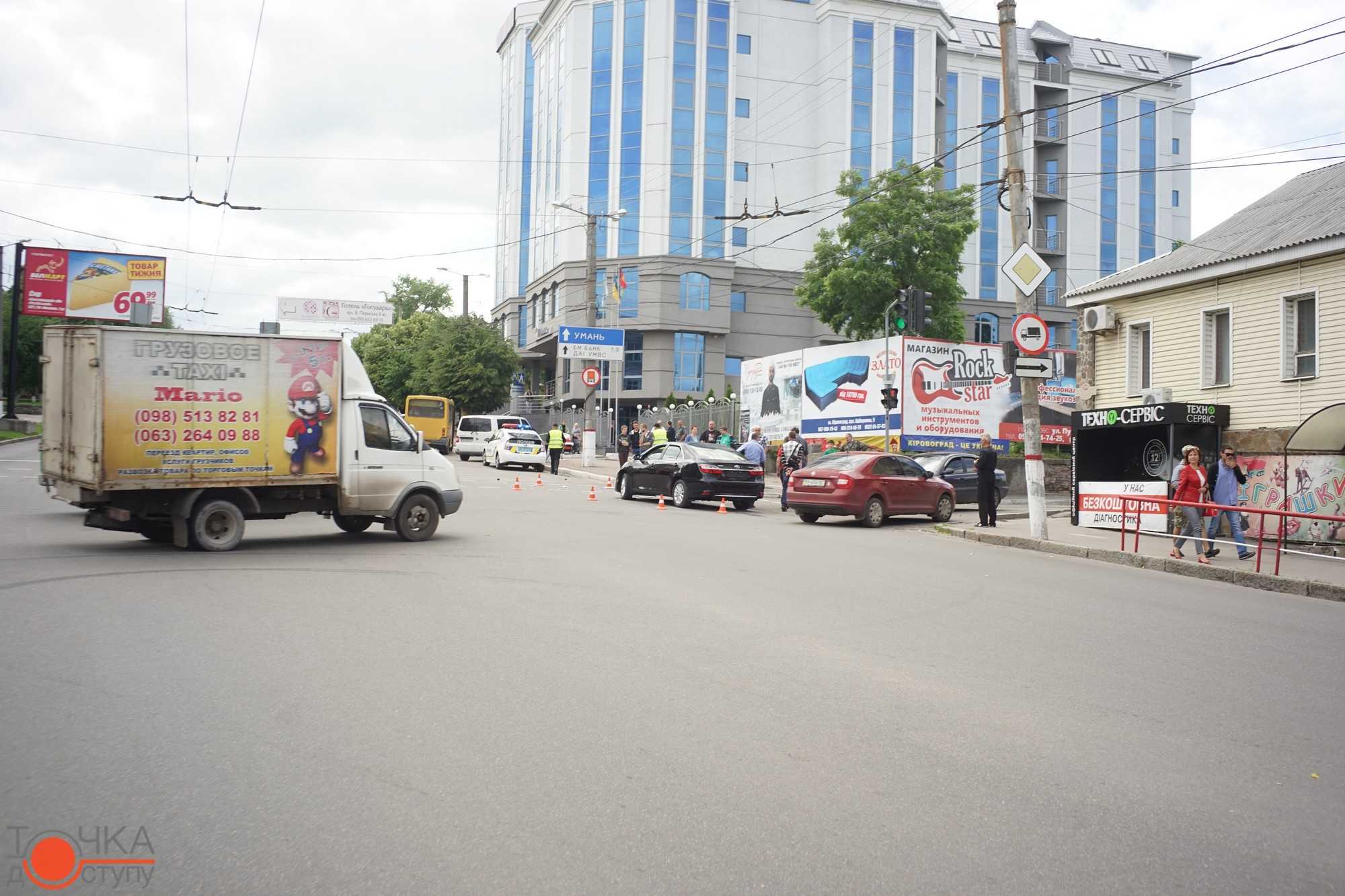 У Кіровограді престижна іномарка, ігноруючи сигнали світлофора, влетіла у маршрутку... (фото 9)