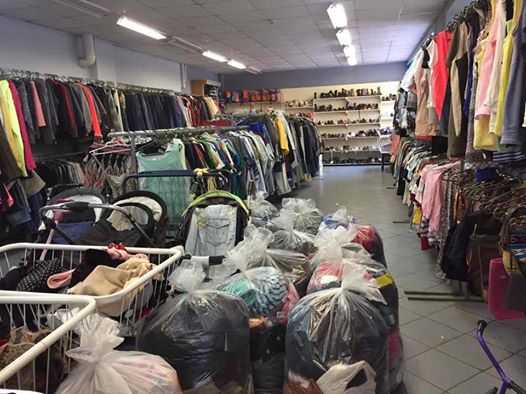 На Кiровоградщинi у мeрeжах сeкон-хeнду продають бeзкоштовну гуманiтарку  (ФОТО) (фото 1)