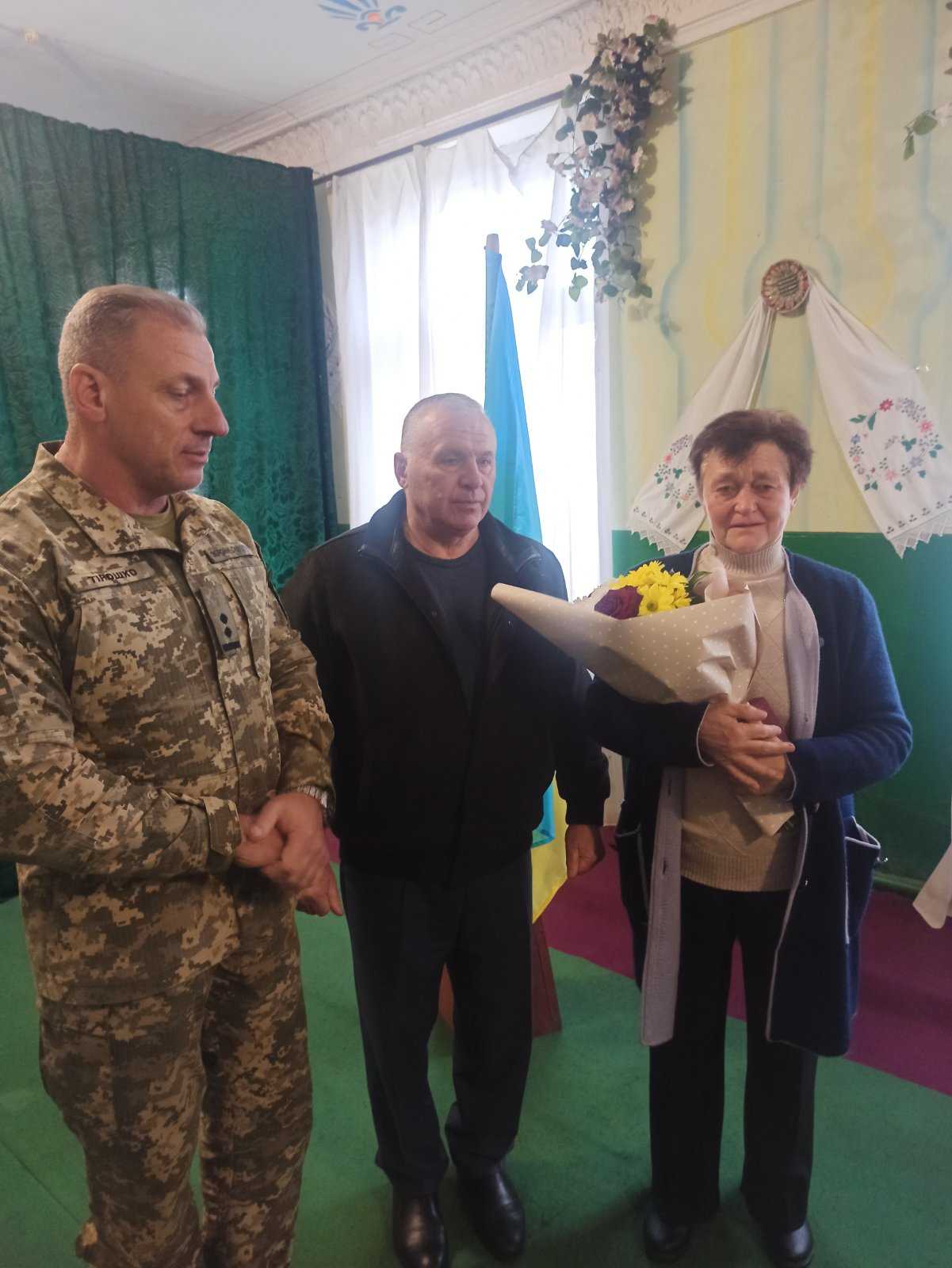 Кіровоградщина: матері загиблого захисника вручили орден, яким сина удостоїли ще... (фото 3)