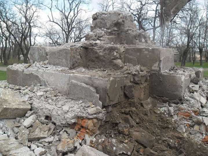 Нова Прага: постамент пам’ятника Леніну будували з могильних плит (ФОТО) (фото 2)