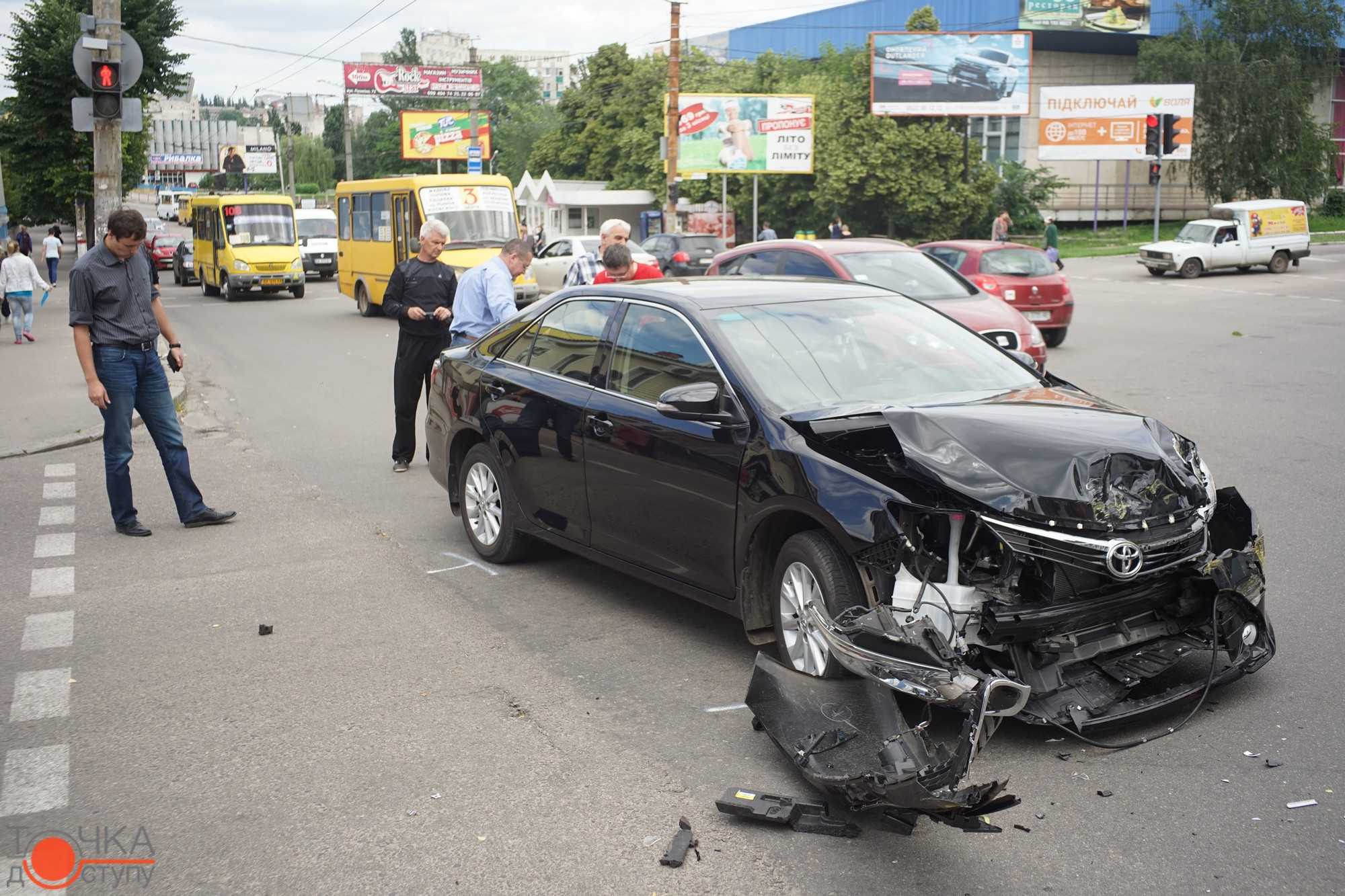 У Кіровограді престижна іномарка, ігноруючи сигнали світлофора, влетіла у маршрутку... (фото 1)