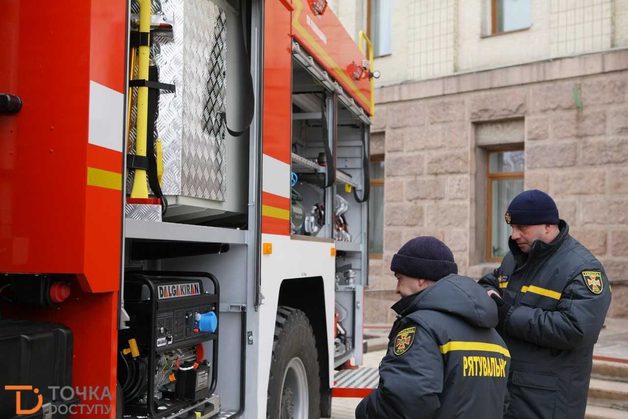 Рятувальникам Кіровоградщини вручили чотири нові пожежно-рятувальні автівки (ФОТО) (фото 24)