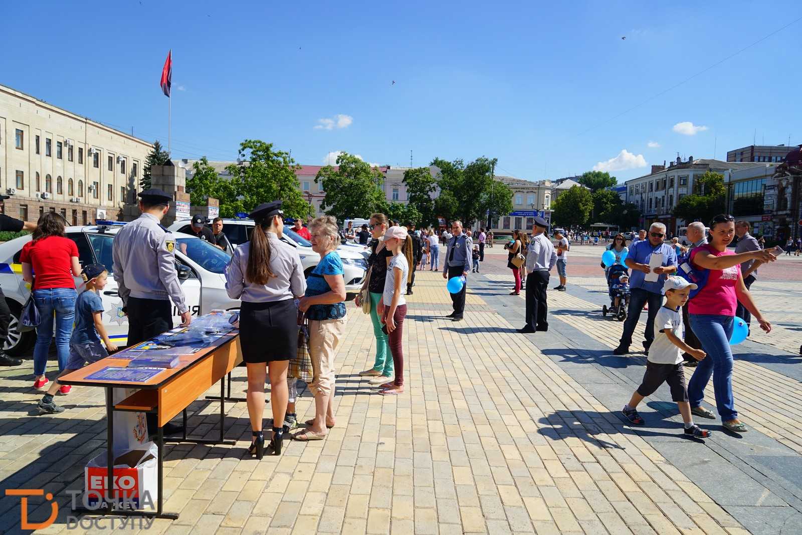 На центральній площі Кропивницького святкують річницю створення Нацполіції (ФОТО) (фото 2)