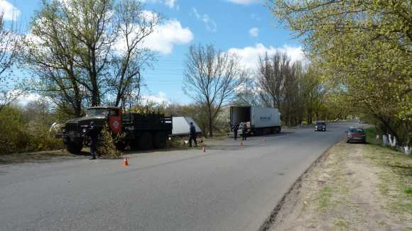 На Кіровоградщині злетіла в кювет та розбилася фура «Нової пошти»... (фото 1)