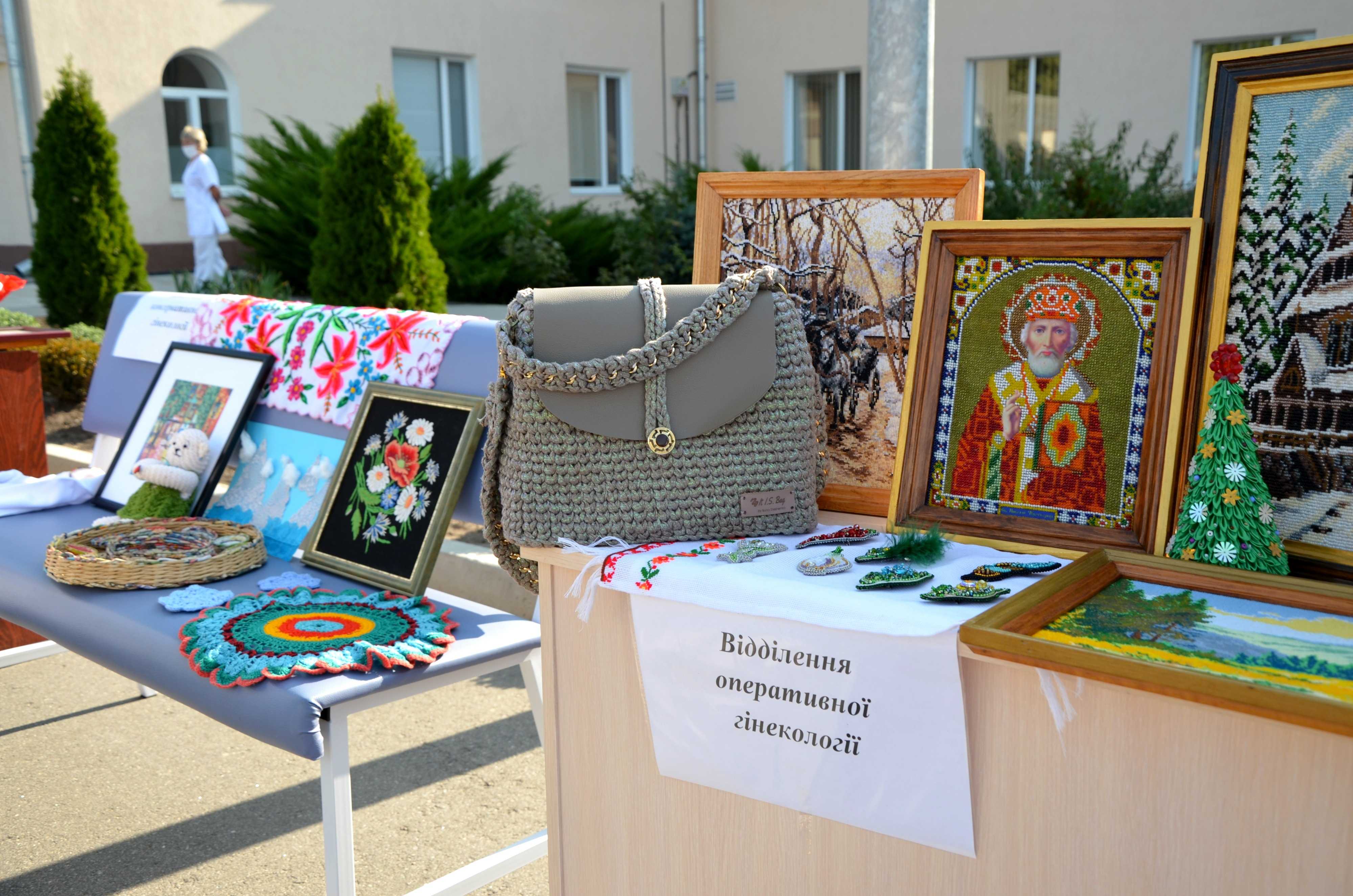 Картини, іграшки, дитячі речі: в кропивницькому пологовому будинку презентували виставку... (фото 17)