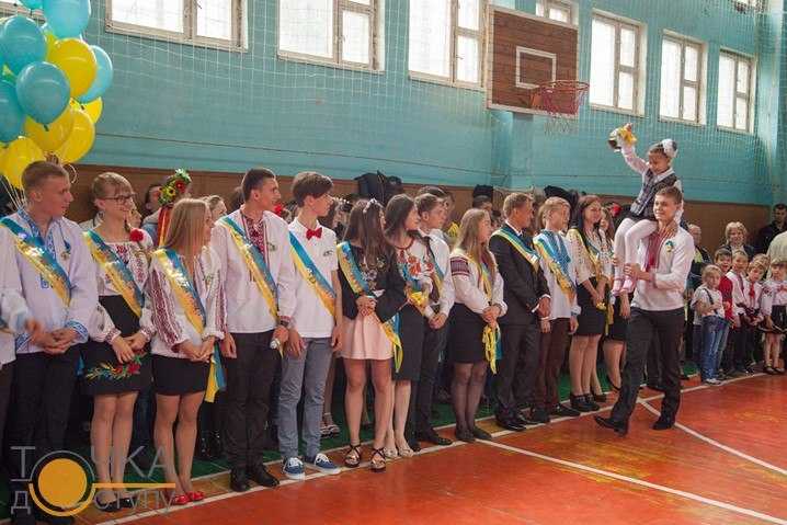 Свято під дощем: в кіровоградських школах пролунав останній дзвоник (ФОТОРЕПОРТАЖ) (фото 7)
