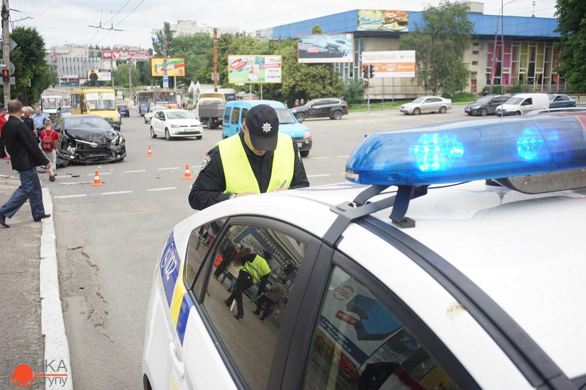 У Кіровограді престижна іномарка, ігноруючи сигнали світлофора, влетіла у маршрутку... (фото 3)