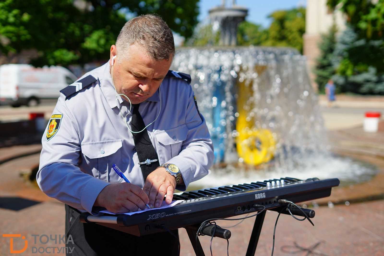 На центральній площі Кропивницького святкують річницю створення Нацполіції (ФОТО) (фото 3)