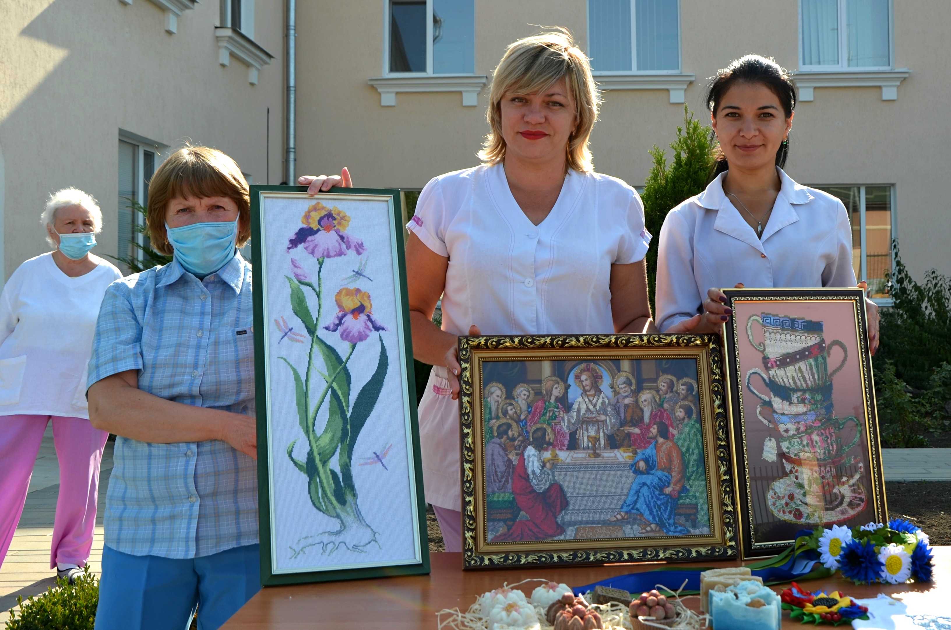 Картини, іграшки, дитячі речі: в кропивницькому пологовому будинку презентували виставку... (фото 22)